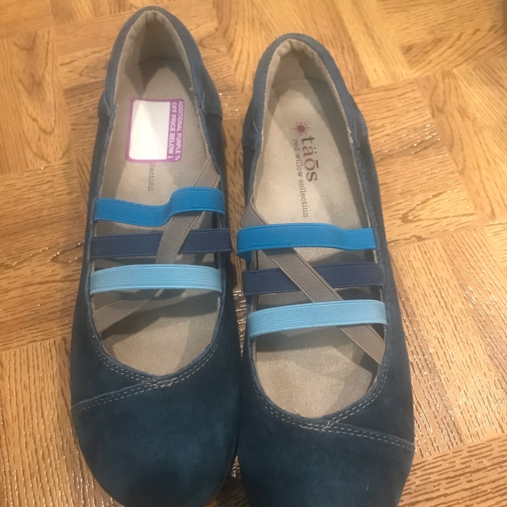 Taos Nwt Womenโs Blue Suede Ballet Flats with Multi-Strip Elastic